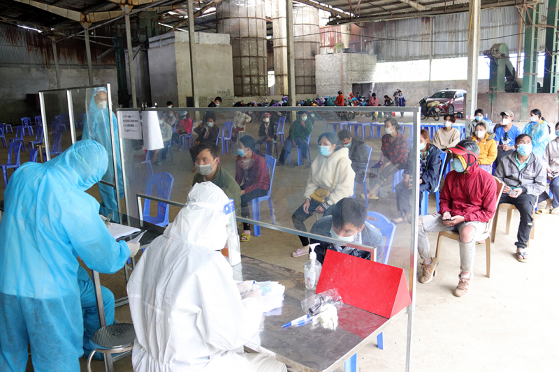 Công an Sơn La trắng đêm hỗ trợ bà con hồi hương -1