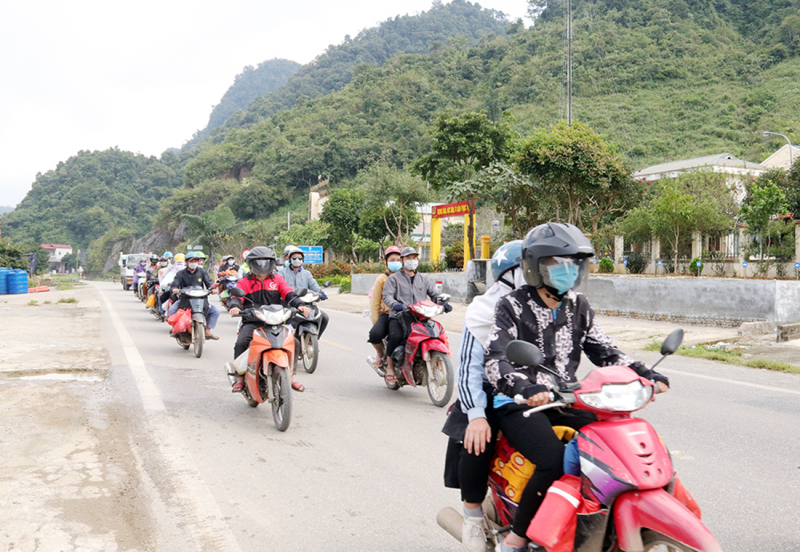 Công an Sơn La trắng đêm hỗ trợ bà con hồi hương -2