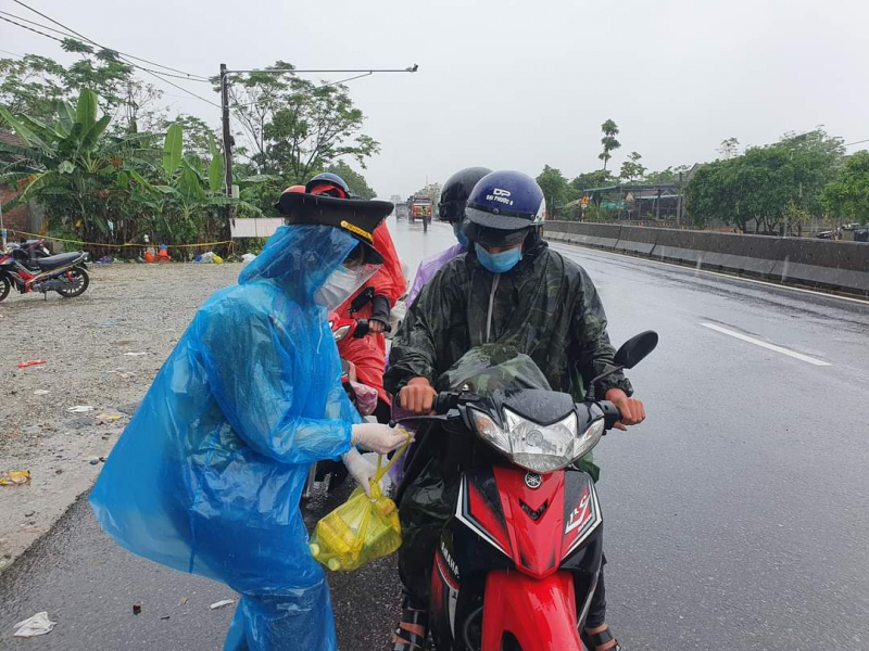 Công an và người dân Quảng Trị chung tay giúp đỡ người về quê từ các vùng dịch -1