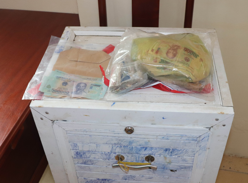 Bắn đối tượng trộm thùng xốp có 100 triệu đồng  -1