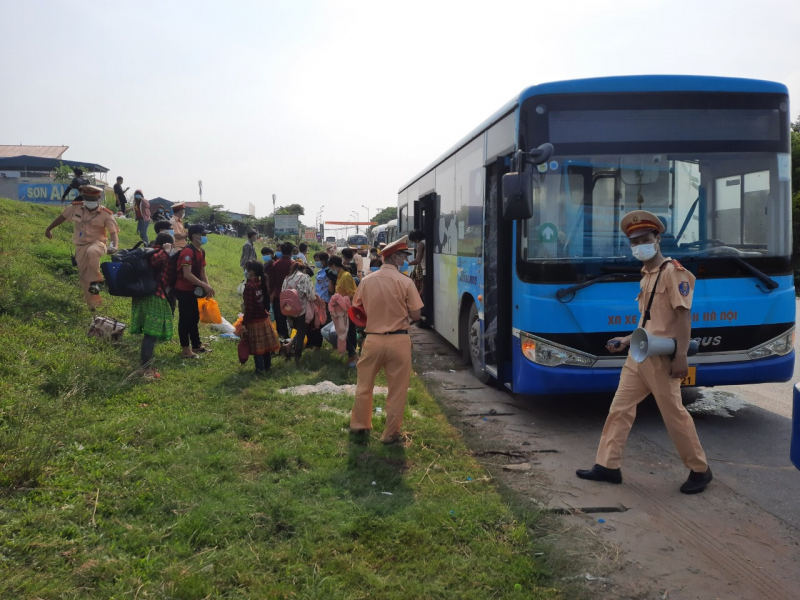 Những chuyến xe buýt ấm lòng trong mùa dịch -0