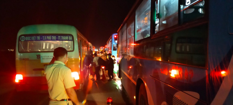 Những chuyến xe buýt ấm lòng trong mùa dịch -0