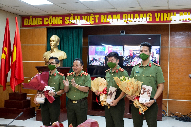 Tạm gác lại thời gian cưới để lên đường làm nhiệm vụ -0