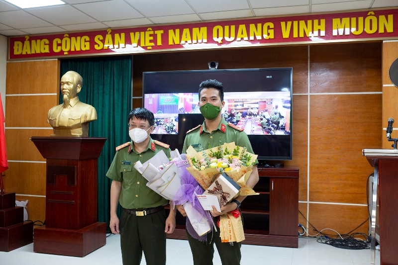 Tạm gác lại thời gian cưới để lên đường làm nhiệm vụ -0