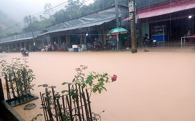 Mưa lớn, sạt lở đường gây cô lập 5 xã vùng cao tại Quảng Nam -0