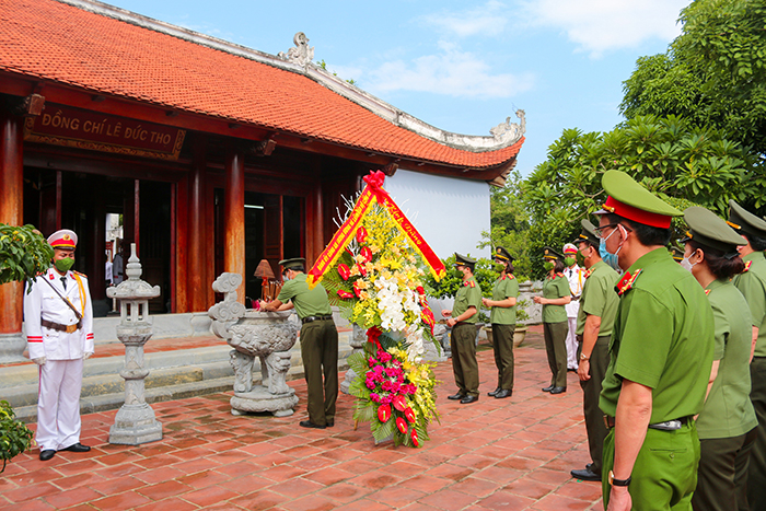 Thứ trưởng Trần Quốc Tỏ cùng đoàn công tác Bộ Công an dâng hương tưởng niệm đồng chí Lê Đức Thọ -1