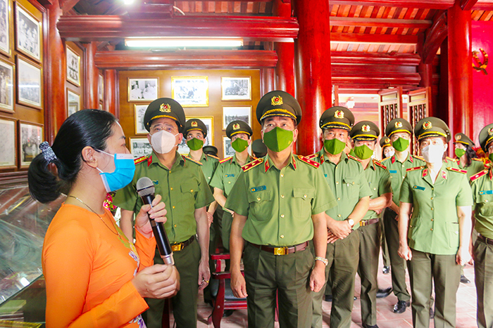 Thứ trưởng Trần Quốc Tỏ cùng đoàn công tác Bộ Công an dâng hương tưởng niệm đồng chí Lê Đức Thọ -0