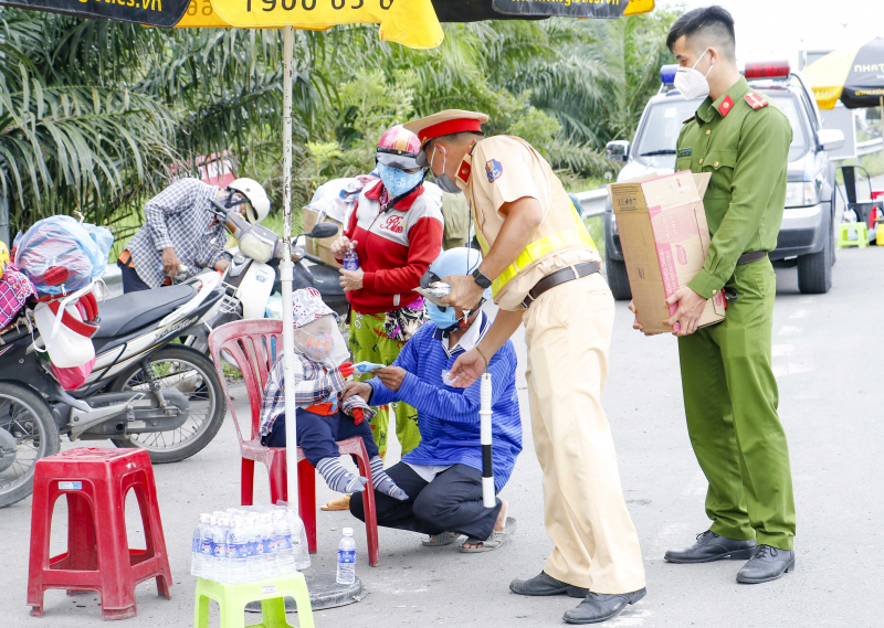 Công an thành phố trung tâm châu thổ Cửu Long hỗ trợ người dân về quê chu đáo, đảm bảo phòng, chống dịch -0