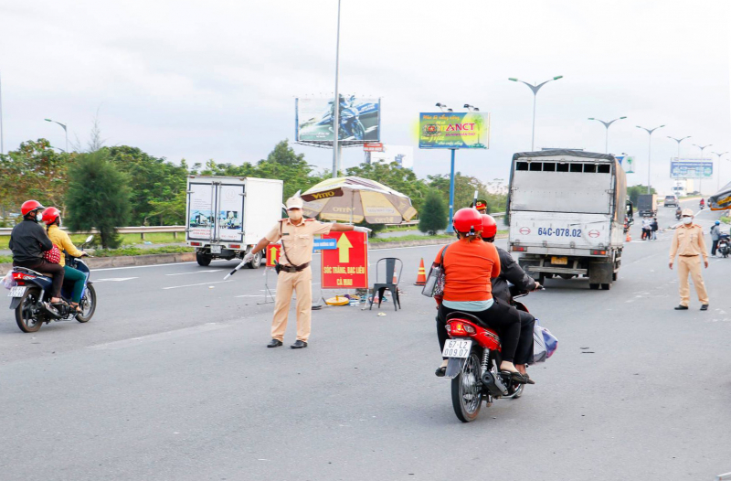 Công an thành phố trung tâm châu thổ Cửu Long hỗ trợ người dân về quê chu đáo, đảm bảo phòng, chống dịch -0