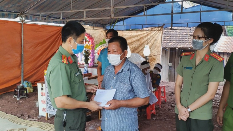 Cán bộ, chiến sỹ Công an huyện Buôn Đôn vận động hỗ trợ gia đình bé gái bị đuối nước -0