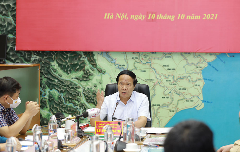 Hỗ trợ gần 2.000 người dân đi bộ về quê -0