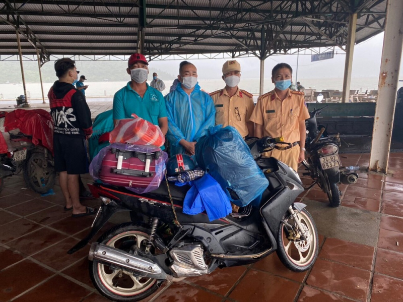   Nhiều người dân được tặng xe trên đường về quê    -0