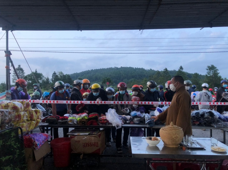   Nhiều người dân được tặng xe trên đường về quê    -0