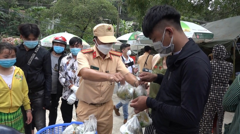   Nhiều người dân được tặng xe trên đường về quê    -0