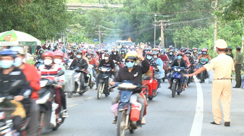   Nhiều người dân được tặng xe trên đường về quê    -0