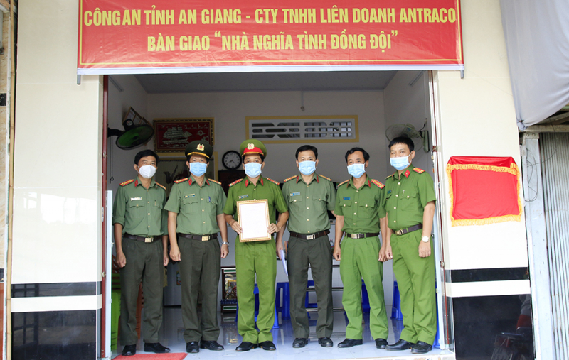 Công an tỉnh An Giang bàn giao 5 căn nhà “Nghĩa tình đồng đội” -0