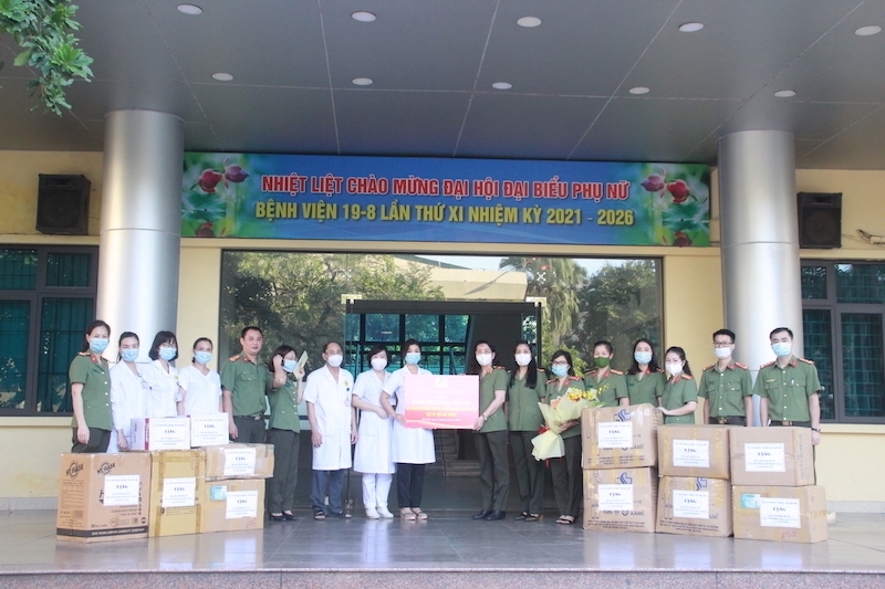 Cục An ninh Chính trị Nội bộ, trao quà cho Đoàn công tác của Bệnh viện 198 -0