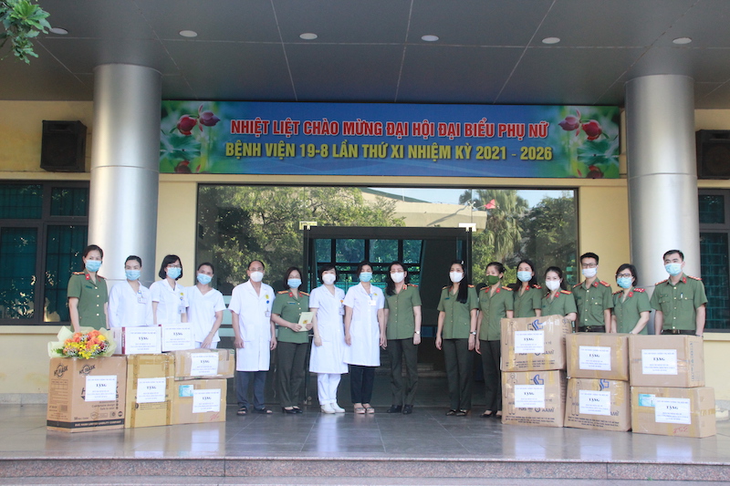Cục An ninh Chính trị Nội bộ, trao quà cho Đoàn công tác của Bệnh viện 198 -0