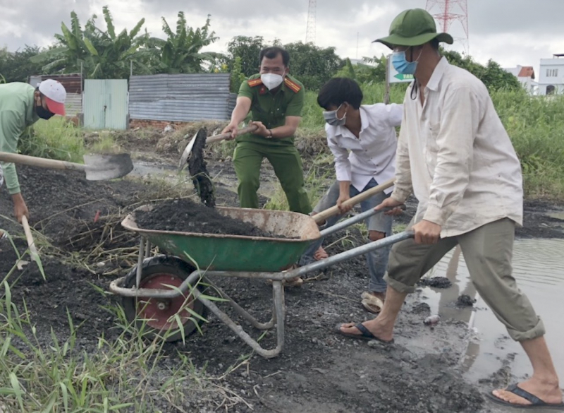 Công an “dặm vá ổ gà