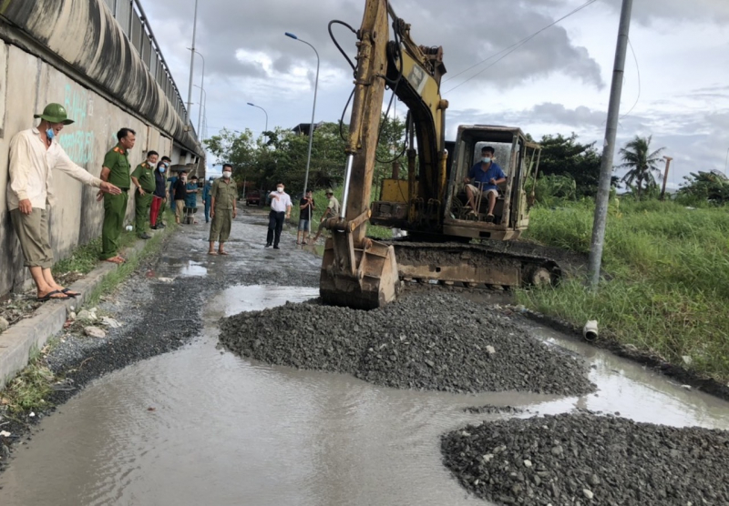 Công an “dặm vá ổ gà