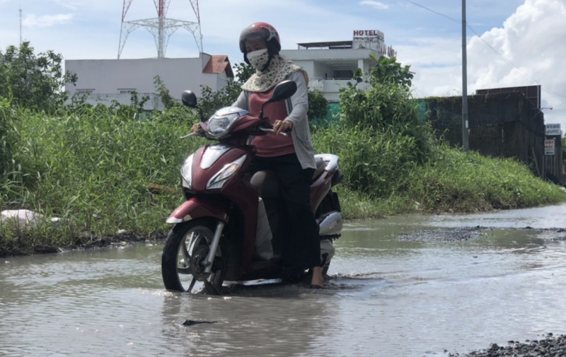 Công an “dặm vá ổ gà