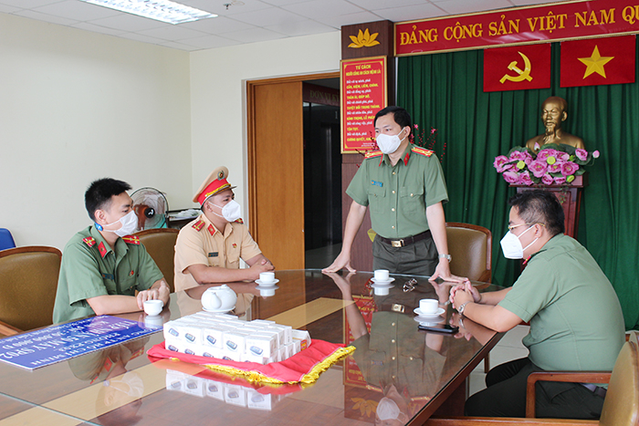 Trung úy Công an bị F0 tặng máy đo nồng độ ôxi trong máu cho đồng đội -0