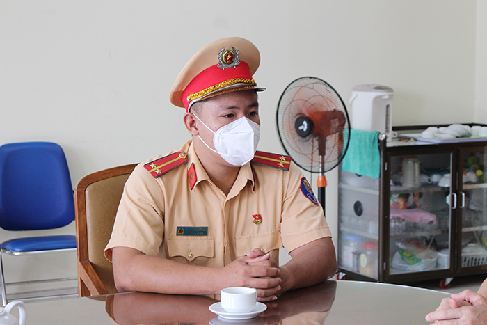 Trung úy Công an bị F0 tặng máy đo nồng độ ôxi trong máu cho đồng đội -0