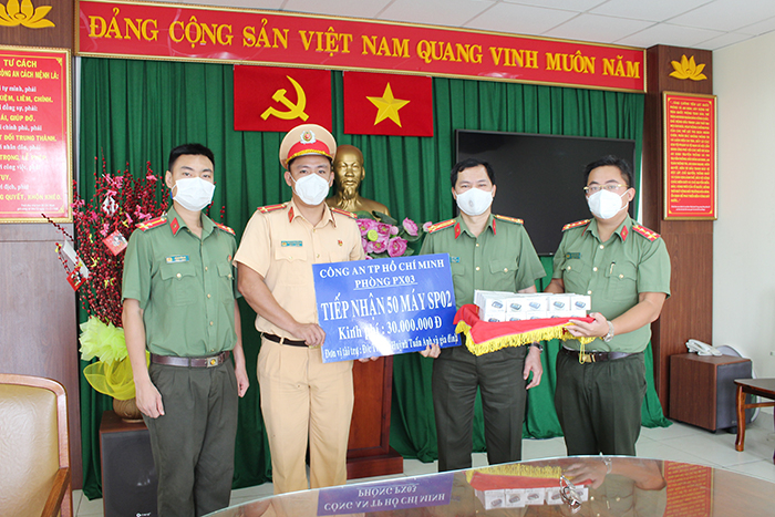 Trung úy Công an bị F0 tặng máy đo nồng độ ôxi trong máu cho đồng đội -1