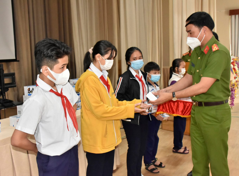Công an tỉnh Bà Rịa-Vũng Tàu “tiếp sức em đến trường” -0