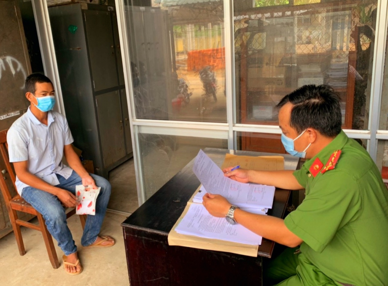 Khởi tố con rể dùng dao chém mẹ vợ -0