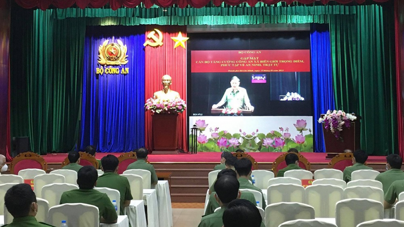 Bộ trưởng Tô Lâm gặp mặt động viên gần 400 cán bộ tăng cường về xã biên giới, trọng điểm -1