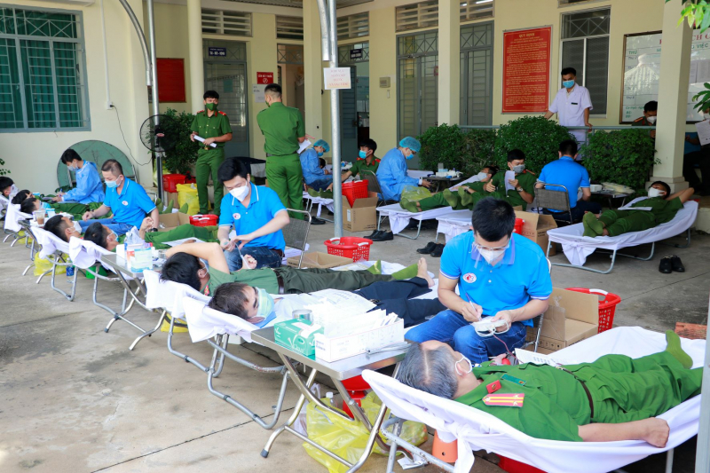 Cán bộ, chiến sĩ Công an tỉnh Bình phước hiến máu tình nguyện -0