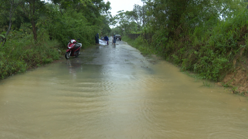Lũ lụt chia cắt gây ngập lụt cục bộ nhiều khu vực dân cư  -0