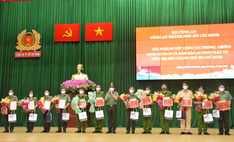 HCMC Police Department reviews local police efforts in COVID-19 prevention and combat -1