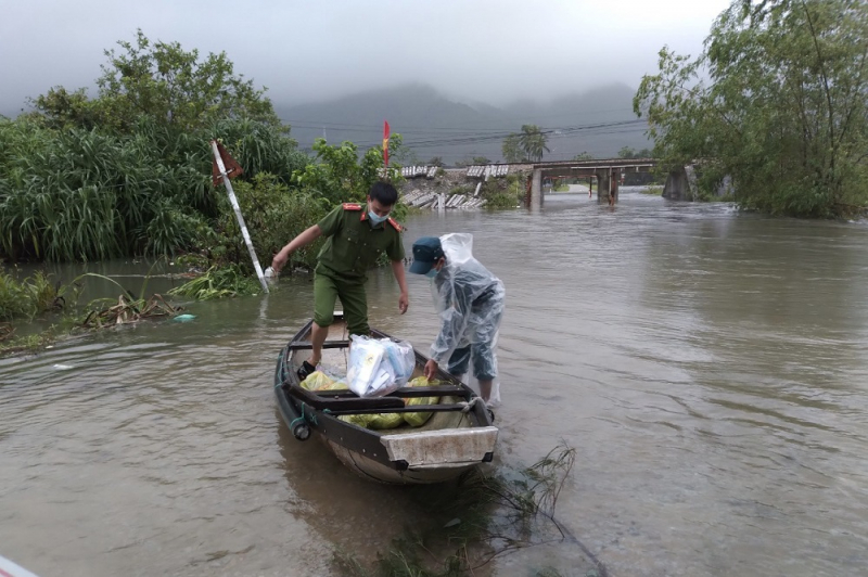 Công an huyện Phú Lộc dầm mình trong mưa lũ để chống dịch, đảm bảo an toàn giao thông  -0