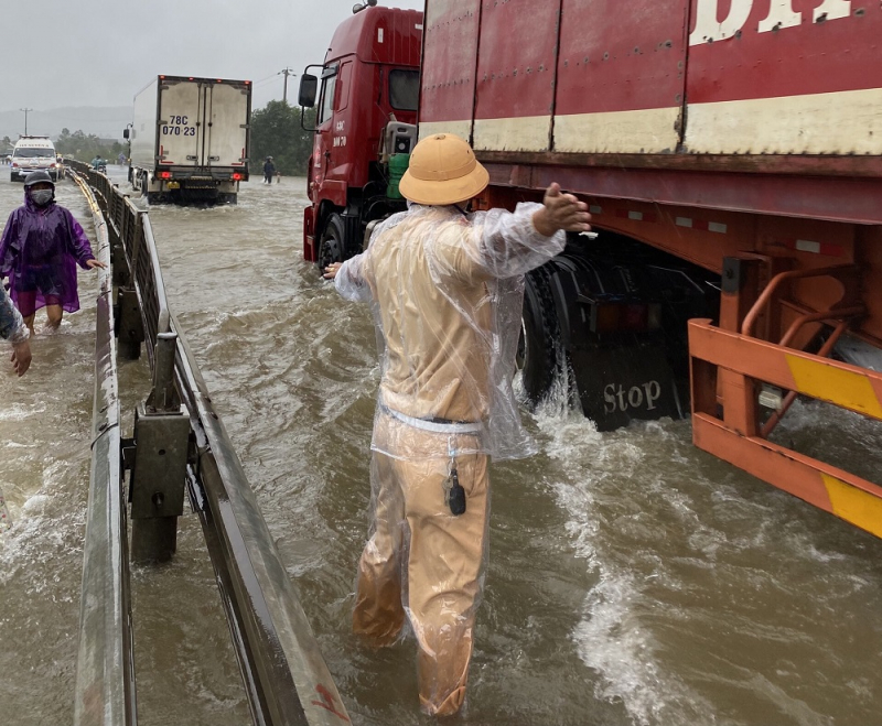 Công an huyện Phú Lộc dầm mình trong mưa lũ để chống dịch, đảm bảo an toàn giao thông  -0