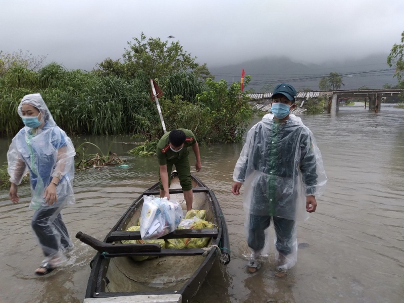 Công an huyện Phú Lộc dầm mình trong mưa lũ để chống dịch, đảm bảo an toàn giao thông  -0