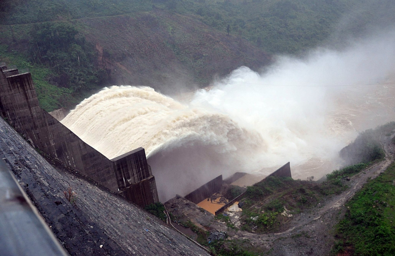 4 thủy điện lớn tại Quảng Nam cùng lúc vận hành xả lũ -0
