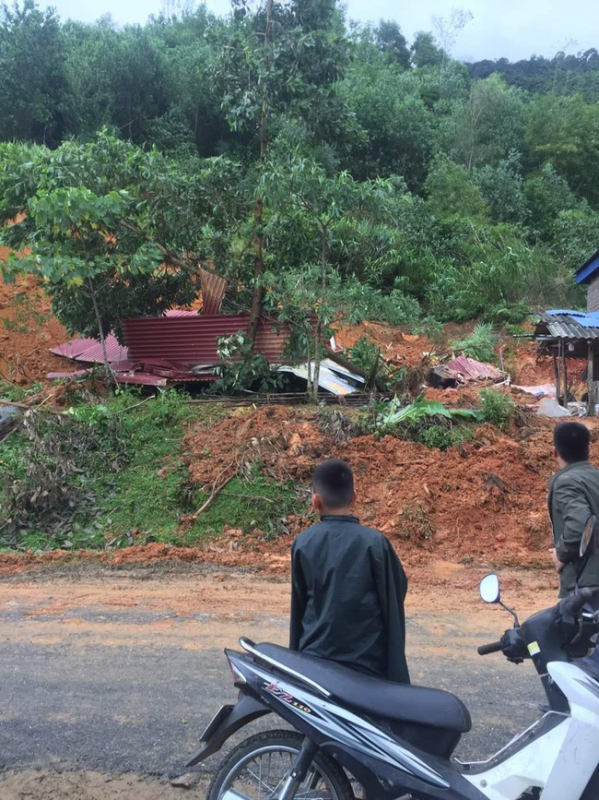 Sạt lở đất làm 1 người chết 3 người bị thương -0