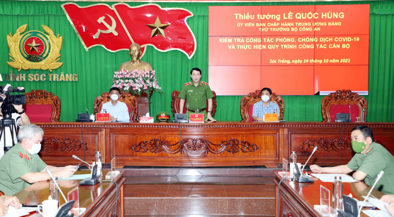 Deputy Minister Le Quoc Hung works with Soc Trang Police on security and disease control -0