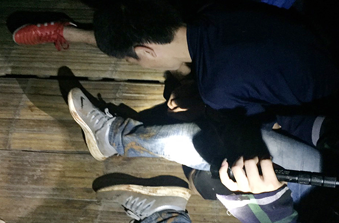 Cuộc đấu trí căng thẳng với đối tượng mua bán ma túy thủ 2 khẩu súng trốn trong rừng -0