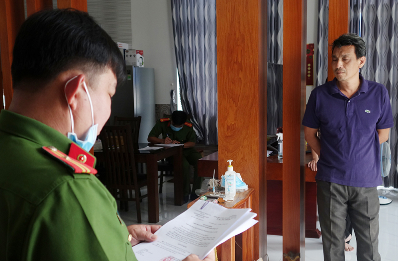 Bắt một cán bộ Cục Hải quan tỉnh An Giang liên quan đến vụ buôn lậu 100 tấn đường cát -0