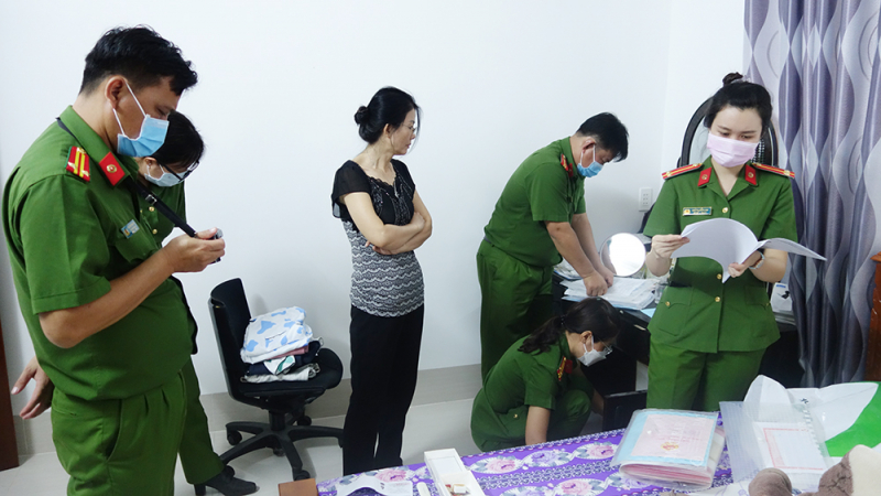 Bắt một cán bộ Cục Hải quan tỉnh An Giang liên quan đến vụ buôn lậu 100 tấn đường cát -0