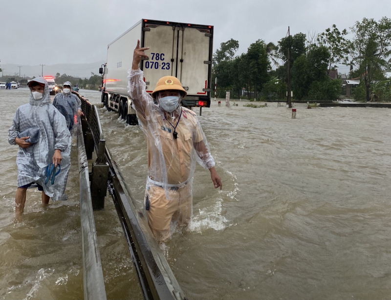 Miền Trung mưa tầm tã, nhiều nơi ngập sâu -0