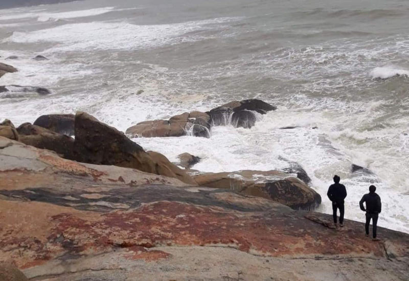 Tìm thấy một thi thể người đi câu cá bị sóng biển cuốn mất tích  -0