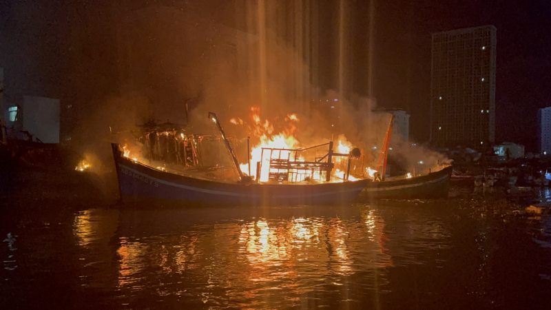 Xuyên đêm cứu hàng trăm tàu thuyền thoát họa “bà hỏa” -0