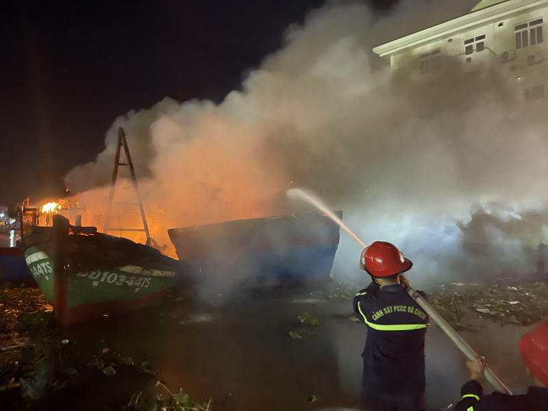 Xuyên đêm cứu hàng trăm tàu thuyền thoát họa “bà hỏa” -0