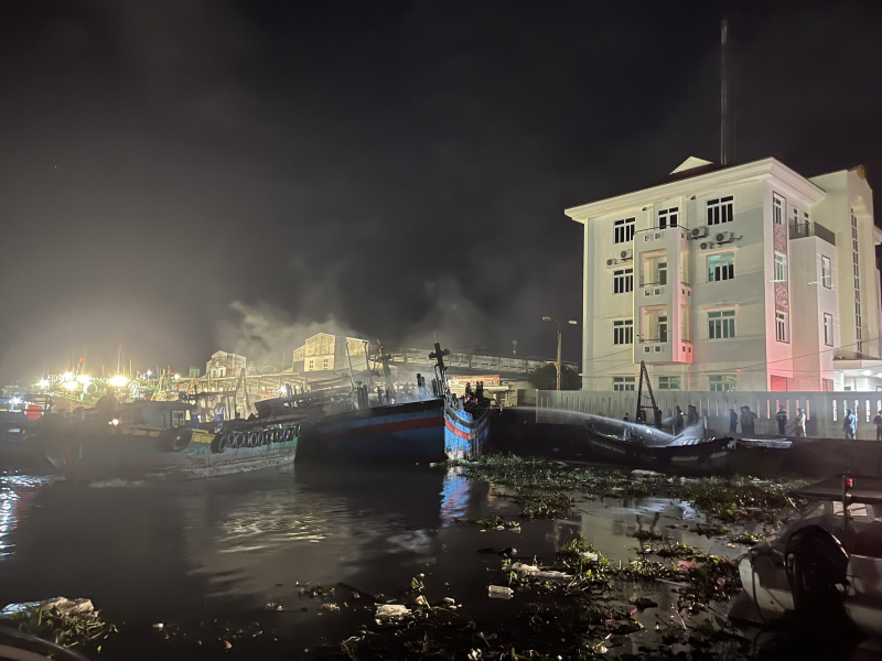 Xuyên đêm cứu hàng trăm tàu thuyền thoát họa “bà hỏa” -0