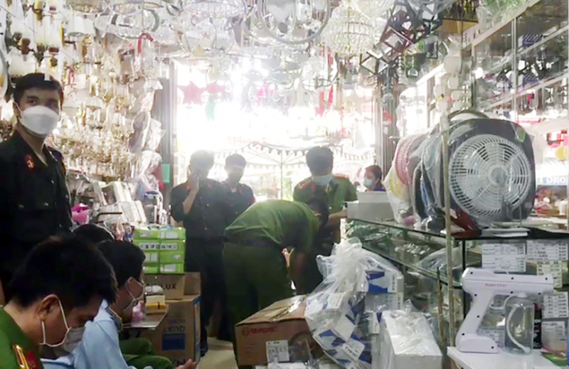 Phát hiện cửa hàng chứa lượng lớn đồ điện gia dụng không rõ nguồn gốc -0