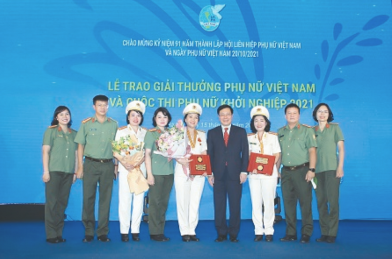 Outstanding policewomen receive Vietnam Women's Award 2021 -0